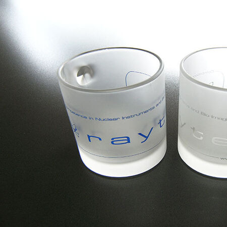 Werbemittel: Moderne Milchglas Tassen mit Siebdruck Beschriftung. Produziert von engelberg werbeland GmbH aus Pforzheim.