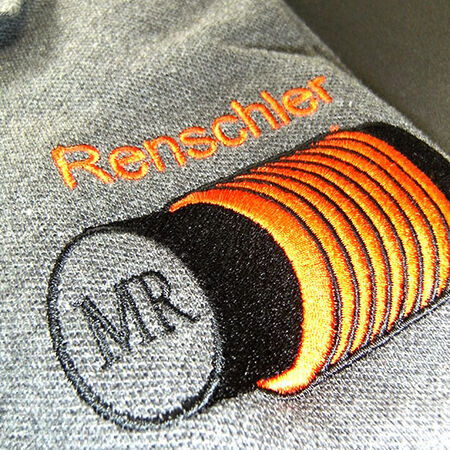 Corporate Fashion: Poloshirt mit Stickerei, Logo in schwarz-orange. Produziert von engelberg werbeland, Pforzheim.