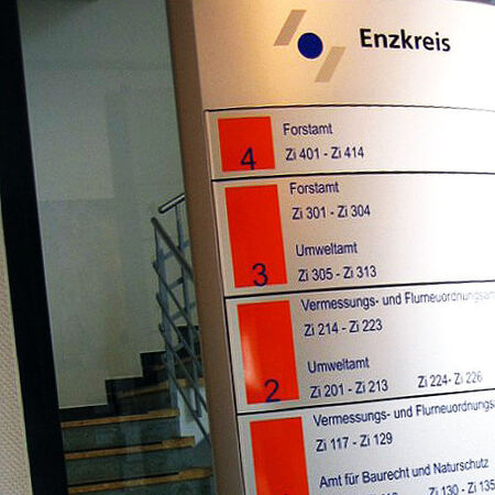 Orientierungs- und Leitsysteme: Edelstahl-Pylone mit Acrylschildern für den Außenbereich. Produziert von engelberg werbeland, Pforzheim.